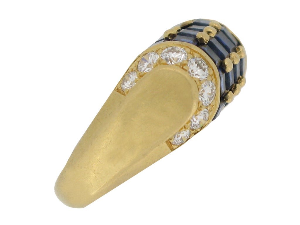 Bague cocktail vintage Oscar Heyman Brothers en saphir et diamant. Sertie de vingt saphirs naturels non rehaussés de calibre carré configurés en bandes et grains ouverts à l'arrière, d'un poids combiné approximatif de 4,00 carats, sur une lunette