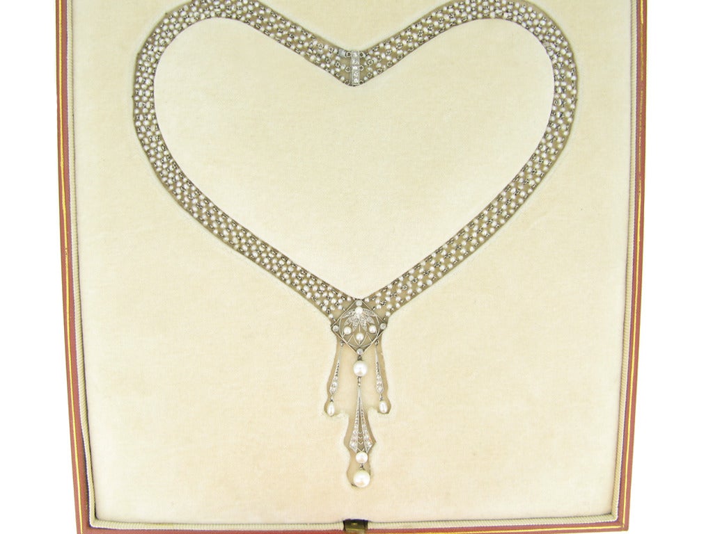 Belle Ã?poque Perle und Diamant Sautoir, um 1905. Eine durchbrochene, 3-reihige Flachkette aus Platingliedern und Saatperlen. In der Mitte ein durchbrochenes, rautenförmiges Blumenmotiv aus Diamanten und Perlen, von dem drei durchbrochene Tropfen