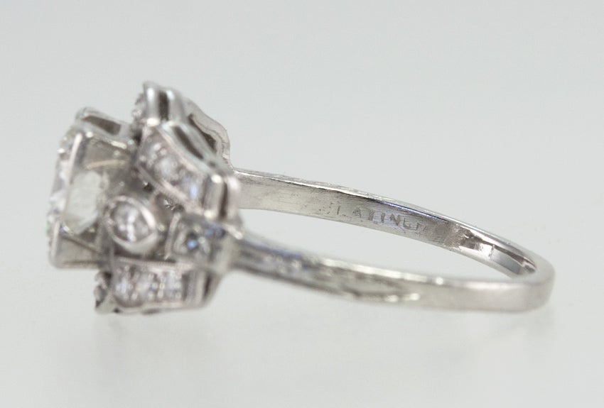 Art Deco 0.90 Carat Diamond and Platinum Engagement Ring For Sale 1
