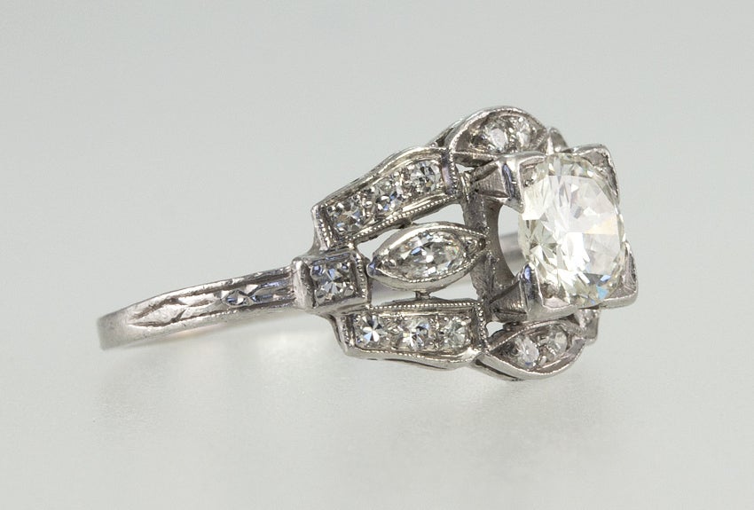 Art Deco 0.90 Carat Diamond and Platinum Engagement Ring In Excellent Condition For Sale In Los Angeles, CA