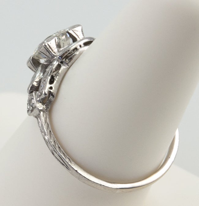 Women's Art Deco 0.90 Carat Diamond and Platinum Engagement Ring For Sale