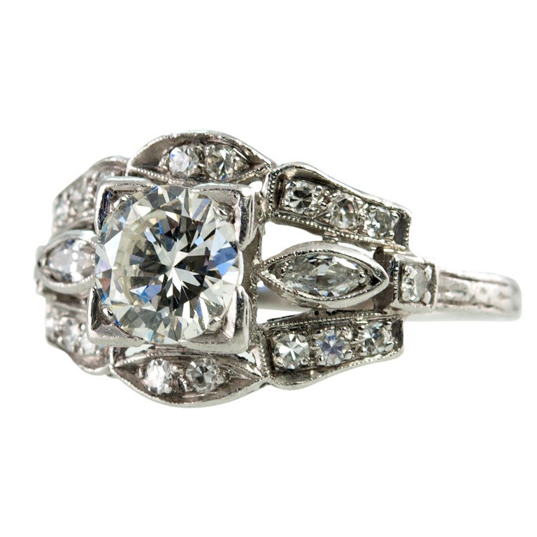 Art Deco 0.90 Carat Diamond and Platinum Engagement Ring For Sale
