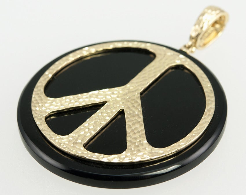 DAVID WEBB Onyx Peace Sign Pendant In Excellent Condition In Los Angeles, CA