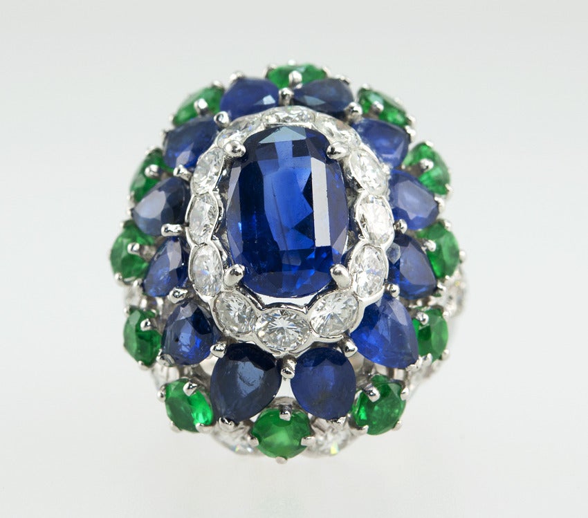 Platinum Sapphire, Emerald and Diamond Dome Ring In Good Condition In Los Angeles, CA