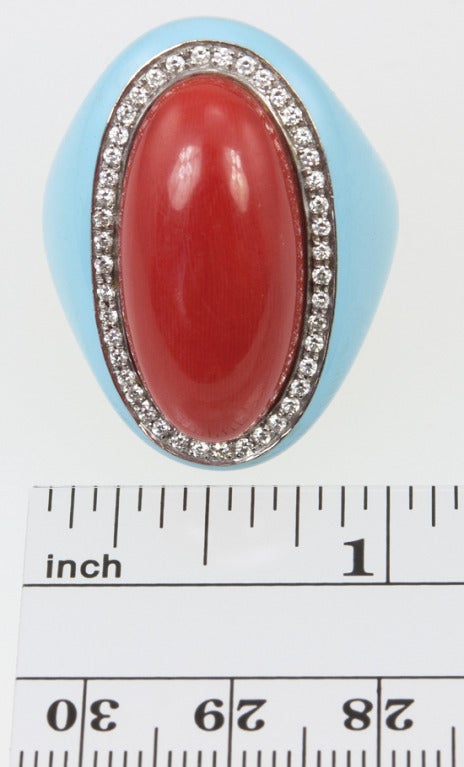Dieser große Ring aus 18 Karat Gold ist sooooo stilvoll! So italienisch!  Es ist signiert Casato und hat über .50ct von Diamanten um große Stück ovale Koralle, umgeben von babyblauem Emaille. So eine tolle Farbkombination, da sollte man zugreifen!