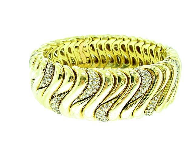 This is a captivating yellow gold  MAUBOUSSIN bracelet with diamonds. . .very flexible, exquisitely designed. . .
This  incredibly  gorgeous bracelet  features  approximately 7cts  of fine diamonds.