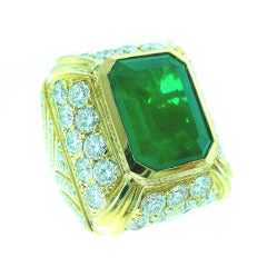 Captivating Emerald Diamond Ring