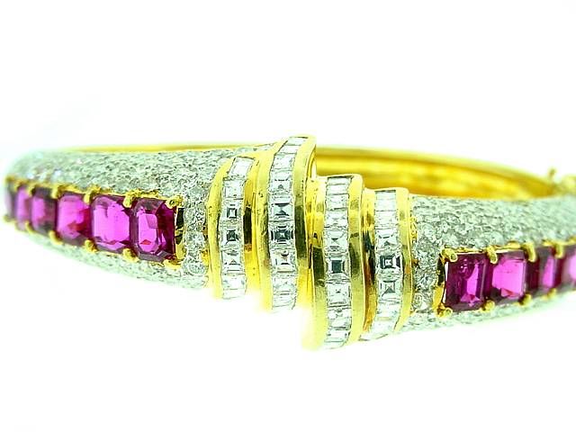 GUCCI   Diamond  Ruby  Bangle  Bracelet In Excellent Condition In Teaneck, NJ