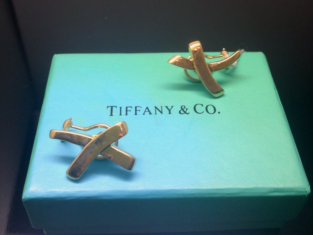 On the ear kisses by Tiffany and Co., in 18K yellow gold and in perfect condition.