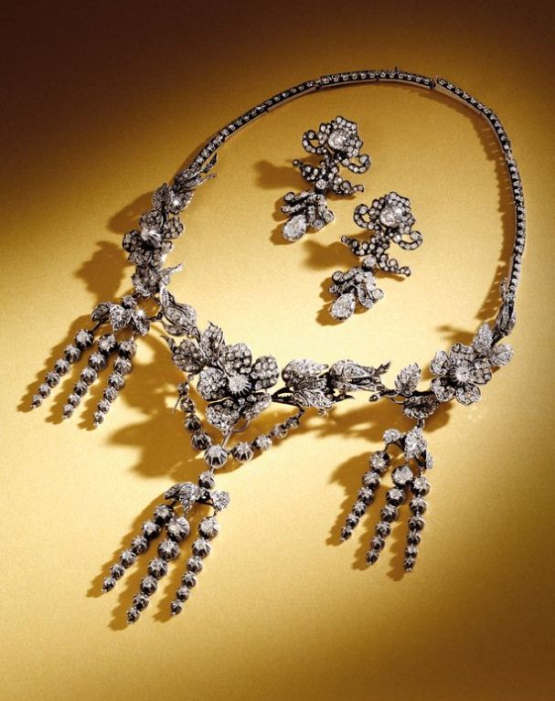 Mid-Victorian Important Diamond Necklace and  Earrings Parure