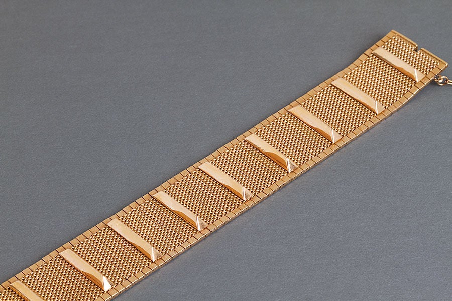 A fine quality yellow gold mesh bracelet. 7 3/4