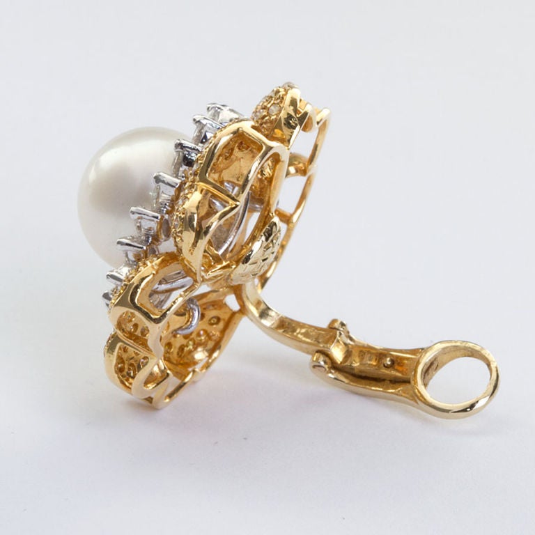 Dazzling fancy yellow and white diamond inlaid flowers with pearl centers give these classic inspired ear-clips an extraordinary look. 18k gold and platinum settings.

Dealer ref. 2438