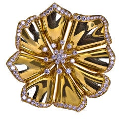 VAN CLEEF 
ARPELS Large Gold Flower Brooch