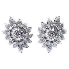 VAN CLEEF
ARPELS Magnificent Diamond Cluster Earrings VAN CLEEF
ARPELS Magnificent Diamond Cluster Earrings