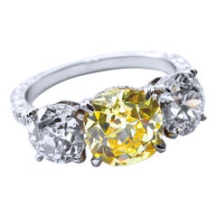 Bague à trois pierres en diamant jaune fantaisie de 2,72 carats de taille vieille mine certifié GIA