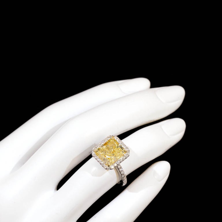 Contemporain Bague de fiançailles en diamant jaune fantaisie carré radiant de 6,06 carats avec halo, certifié GIA en vente