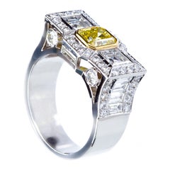 Bague fantaisie en or et platine avec diamant jaune intense taille émeraude de 0,87 carat