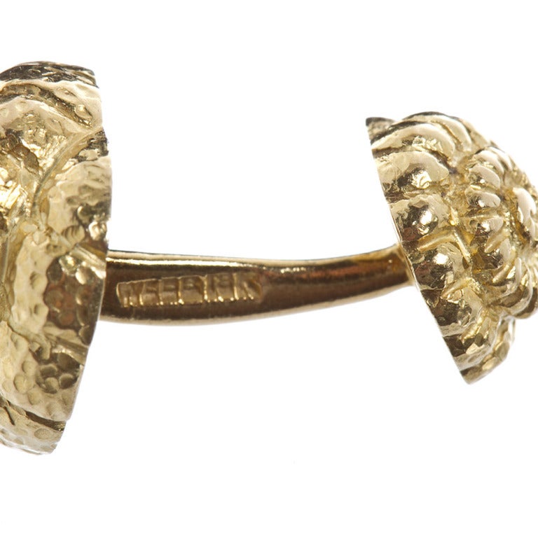 A fun set of 18k yellow gold cufflinks in a conch shell design by David Webb. Signed WEBB.
No. 4402