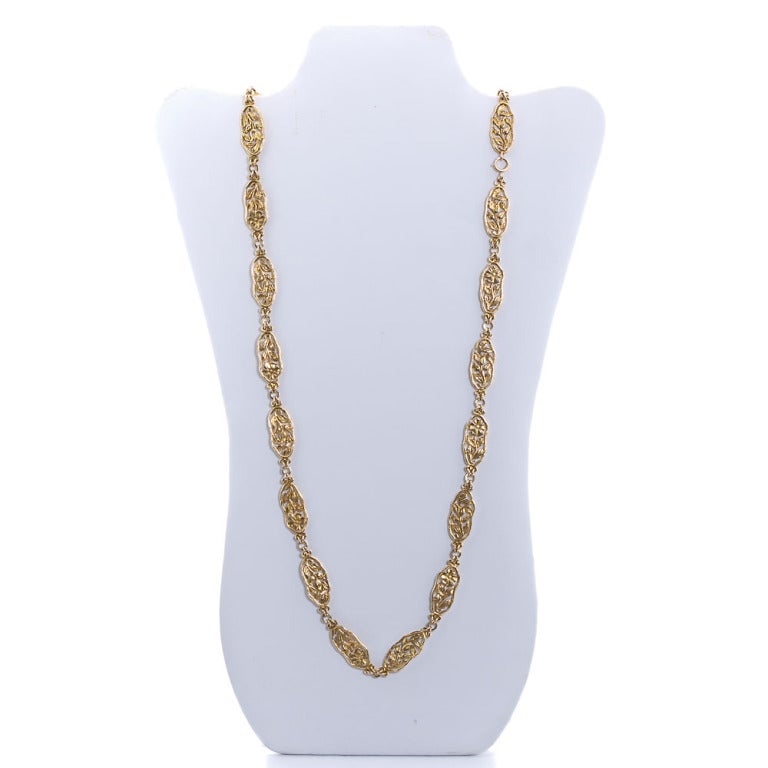 18kt vintage yellow gold long chain with flower motif.

Dealer ref No. 4208