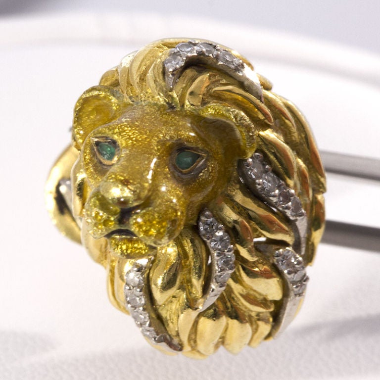 Antique Tiffany & Co. 18k gold lions cuff-links.<br />
Each lion has 19 diamonds carefully set within its mane and two pear shaped emerald eyes.<br />
<br />
Both cuff-links weigh 25.4 gm<br />
24mm tall<br />
15mm wide