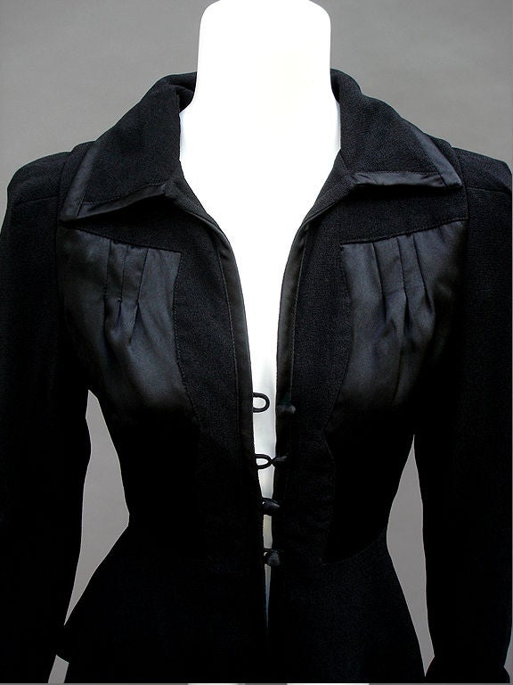 Diese Jacke - So -So Ossie, wirkt einen Zauber...Super 40er Jahre inspiriert...Schnitt mit Präzision und passt wie ein Traum.Unterschrift Black Moss Crepe Stoff mit schwarzen Satin Details... Manschettenärmel und Cinch in der Taille... Stoff bedeckt