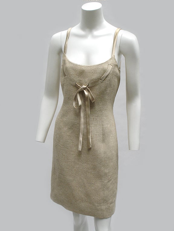 Lovely little linen dress! Simple and classically chic with a little bow in front. Heathered shades of oatmeal. Straps have been altered, so you could have a 3.5 inch adjustment by untacking them. Made in Italy.

SIZE 8
BUST 36
WAIST 32
HIPS