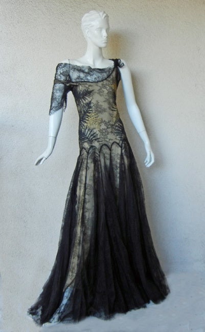 ALEXANDER MCQUEEN 30'S INSPIRED CHANTILLY LACE GOWN