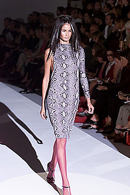 Gucci by Tom Ford High Style Einarm-Bandit-Kleid mit Python-Druck  Die neue Konsole ist eingebaut! (Grau) im Angebot