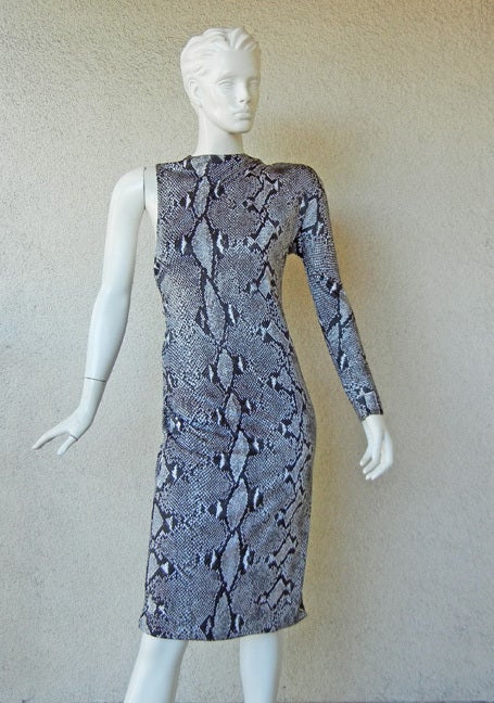Gucci by Tom Ford High Style Einarm-Bandit-Kleid mit Python-Druck  Die neue Konsole ist eingebaut! im Zustand „Neu“ im Angebot in Los Angeles, CA