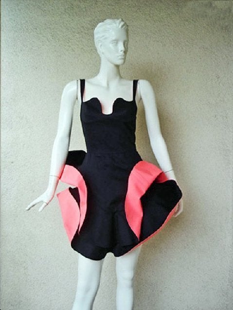 Rare robe pétale Thierry Mugler, circa 1989-90. Au cours de cette période, le designer a créé plusieurs versions différentes de ce style, dont celle-ci.  Fabriqué en coton lourd noir avec des inserts corail. Le corsage est ajusté et la jupe est