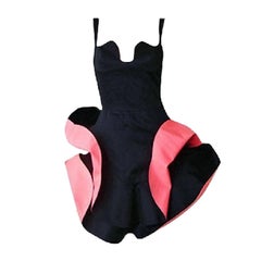 Thierry Mugler Vestido Pétalo Raro Negro con Inserciones de Coral  Coleccionable raro
