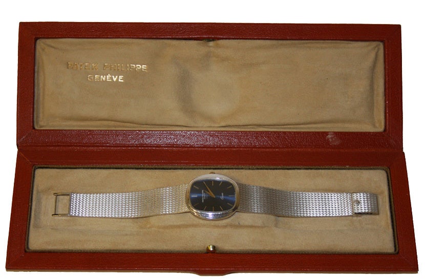 Patek Philippe Ellipse model fine Swiss watch. 18k white gold case with integrated 18k white gold mesh bracelet. Blue dial with stick markers. Quartz movement. Pre-owned with Patek Philippe box and archival papers.