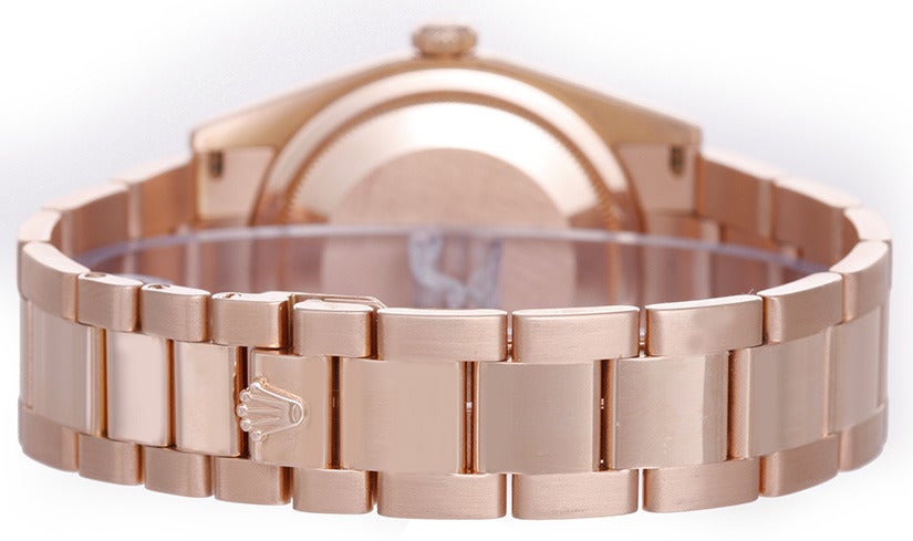 Rolex Day-Date President Herrenarmbanduhr aus 18 Karat Roségold mit diamantbesetztem Meteoritenzifferblatt, Ref. 118205, mit Automatikwerk, 31 Lagersteinen, Quickset-Datum, Saphirglas. Gehäuse aus 18 Karat Roségold mit glatter Lünette (36 mm