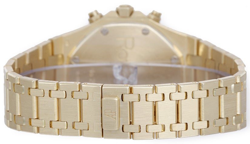 Audemars Piguet 18k yellow gold Royal Oak men's chronograph wristwatch, Ref. 25960BA/O/1185BA/01, with automatic movement and date. 18k yellow gold case (40mm diameter). Ivory-colored waffle dial, gold and luminous hour markers, date between 4 and 5
