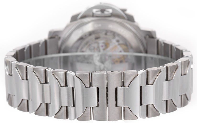 Automatisches Uhrwerk:: Chronograph. Titangehäuse mit Bodenbelichtung:: 40 mm. Schwarzes Zifferblatt mit arabischen Leuchtziffern:: versilberte Hilfszifferblätter. Panerai-Armband aus Titan. Pre-owned mit benutzerdefinierten Box und Papiere.