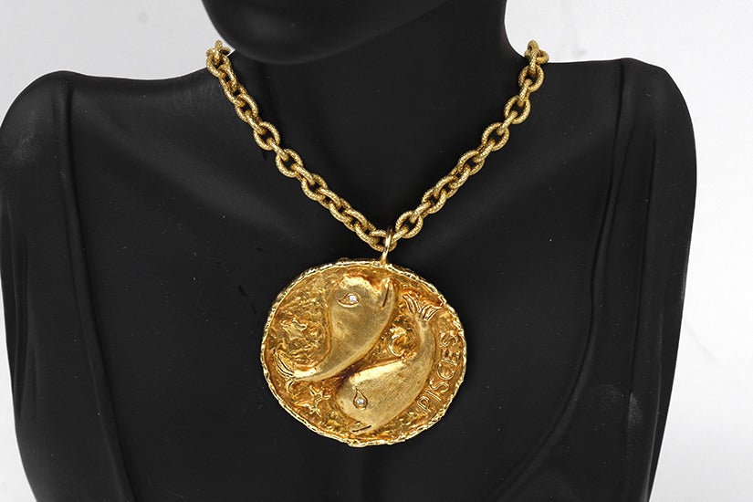 Artistic Pisces Zodiac Diamond Gold Necklace In Excellent Condition In Dallas, TX