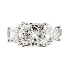 Radiant-Cut Diamond and Platinum Engagement Ring 3