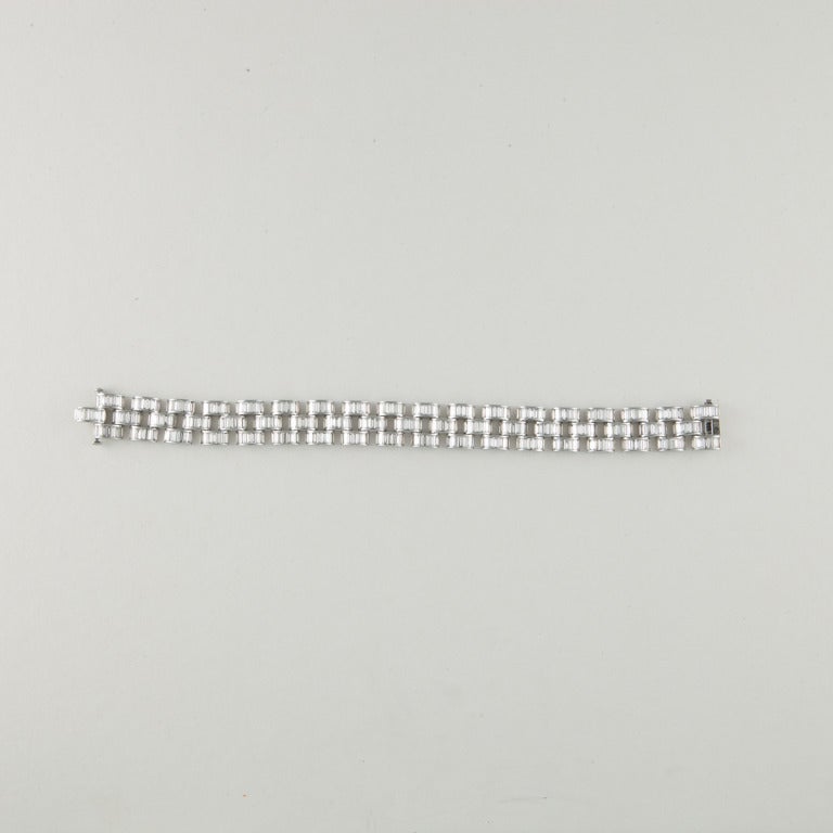Bracelet avec trois rangs de diamants baguettes en platine.  Les diamants totalisent 19,20 carats, de couleur F-G et de pureté VVS1-VS1.  Il mesure 7 pouces de long.