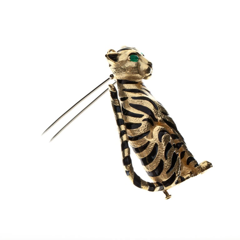 Taille cabochon Broche tigre en or 18 carats avec émail noir de David Webb en vente