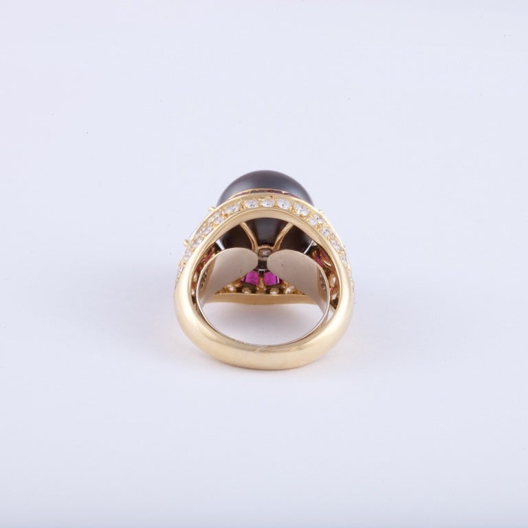 18K Yellow Gold Cultured Tahitian Pearl Diamond and Ruby Ring In Excellent Condition For Sale In Houston, TX