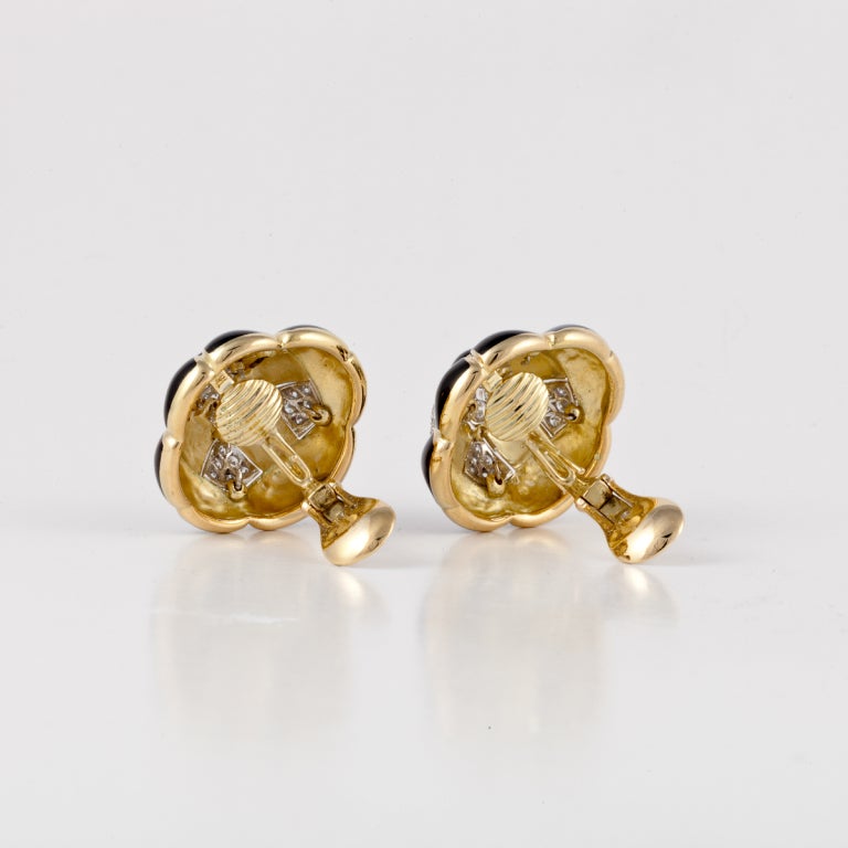 Taille ronde David Webb Boucles d'oreilles boutons en or 18 carats, émail noir et diamants en vente