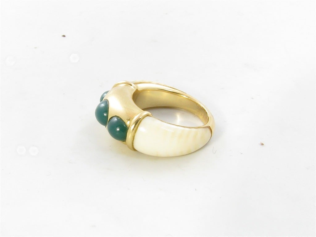 FRED Eleganter Ring aus Elfenbein:: Chrysophrase und Gold.