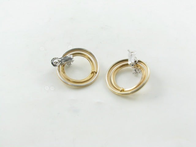 Ein Paar Damiani Ohrringe aus 18 Karat Weiß- und Roségold und Diamanten Sophia Loren.  Zeitgenössisch.  Signiert Damiani 750.  Die Ohrringe sind in Form von 2 konzentrischen Kreisen aus Roségold gestaltet, die von einem Cluster aus 8 kaskadenförmig