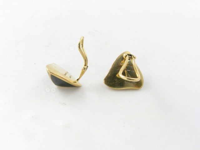 ANGELA CUMMINGS Black Jade and Gold Pyramid Shaped Earrings. In Excellent Condition In New York, NY