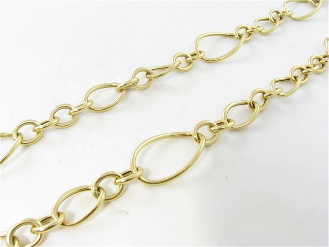 An Italian 18 karat yellow gold “Stella” necklace by Faraone Mennella.  Contemporary.  Signed 18K ITALY RFMAS (Roberto Faraone Mennella and Amedeo Scognamiglio).  The necklace has a toggle closure and is set with sections of stylized oval links in