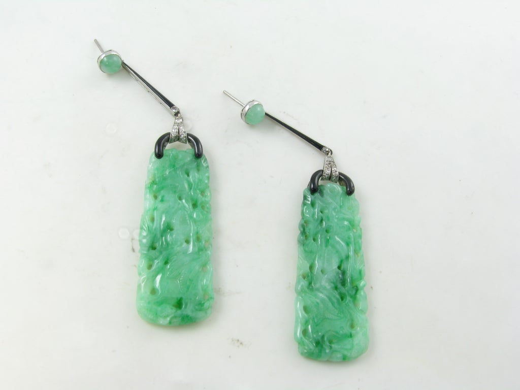 A Chic Art Deco Pair of Jade, Enamel, Diamond and Platinum Earrings In Excellent Condition In New York, NY