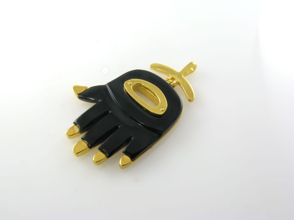 CARTIER:: ALDO CIPULLO Schwarzer Onyx und goldener Hamsa-Anhänger im Zustand „Hervorragend“ in New York, NY