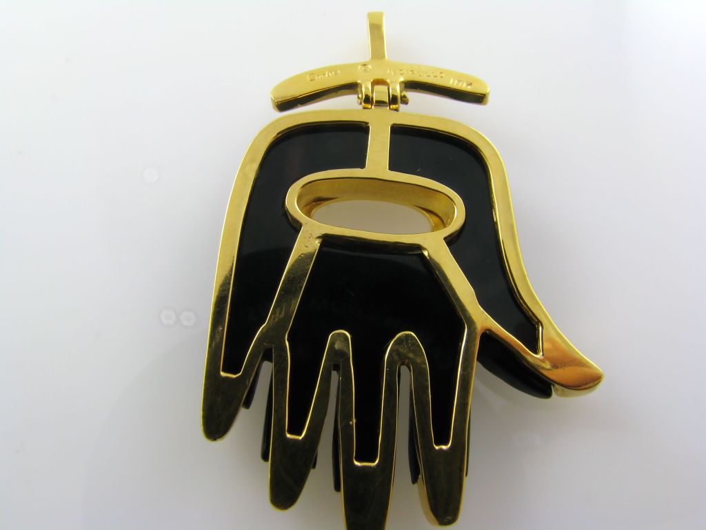 CARTIER:: ALDO CIPULLO Schwarzer Onyx und goldener Hamsa-Anhänger 1