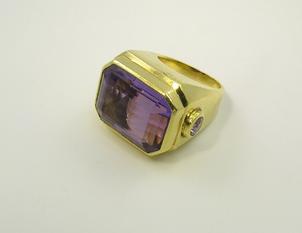 An 18 karat yellow gold and amethyst ring