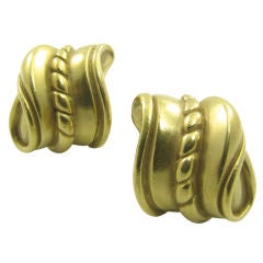 KIESELSTEIN-CORD classic Caviar scroll earrings.
